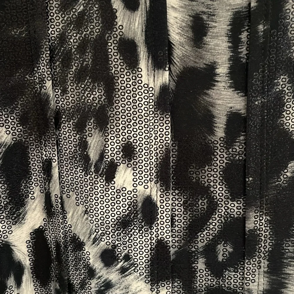 Peter Nygard black and light gray V neck blouse. Size XL - Picture 5 of 9